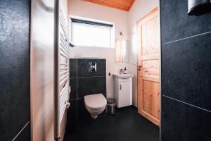 Bilik mandi di Blue View Cabin 1B With private hot tub