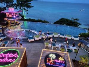 una vista aérea de una piscina en un complejo en Fairways and Bluewater Boracay, en Boracay