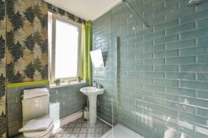 bagno con servizi igienici e lavandino di Traditional 3-Bed Property in Pontcanna with Parking a Cardiff