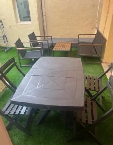 a picnic table and chairs in a room at MAISON CLIMATISEE ,2 CHAMBRES, PARKING compris in La Ciotat +10 photos