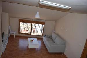 卡拉瓦卡德拉克魯斯的住宿－Caravaca Luna Ballesta，客厅配有沙发和桌子