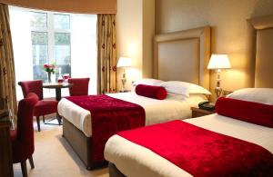 Giường trong phòng chung tại International Hotel Killarney