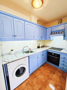 Kuchyň nebo kuchyňský kout v ubytování Blue House in Santa Pola