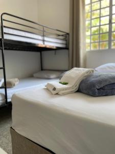 a bedroom with two bunk beds with towels at Pousada Vitória da Vila in Brasilia