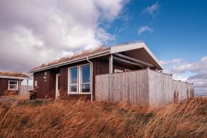 una pequeña casa en la cima de una colina en Blue View Cabin 5A With private hot tub, en Reykholt