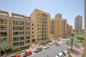 uma vista aérea de uma rua da cidade com edifícios em Central studio in The Greens 10min to MetroStation em Dubai