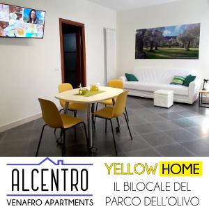 uma sala de estar com uma mesa e cadeiras e um sofá em ALCENTRO Yellow Home em Venafro