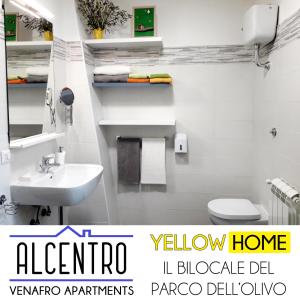 uma casa de banho branca com um lavatório e um WC em ALCENTRO Yellow Home em Venafro