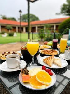 una mesa cubierta con platos de comida y bebida en Puma Resort Hotel en Doctor Juan León Mallorquín