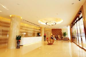 una hall di un hotel con un grande soffitto di Shenzhen Baoan PLUS Gems Cube Hotel a Bao'an