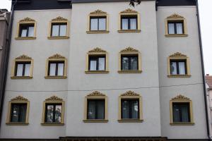 Un edificio con muchas ventanas. en Garni hotel BARUT en Šabac