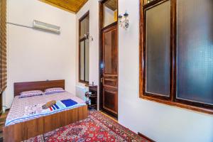 3 bedrooms Street Nizami-Khagani tesisinde bir odada yatak veya yataklar