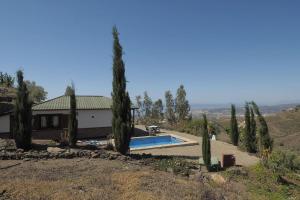 a house with a swimming pool in a field at Cozy House with Private Pool (Lago) in Arenas