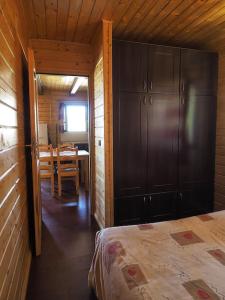 1 dormitorio con 1 cama y 1 mesa en una habitación en Cozy House with Private Pool (Lago), en Arenas