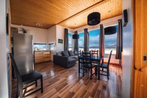 Posezení v ubytování Blue View Cabin 3A With private hot tub + 8 fotografií