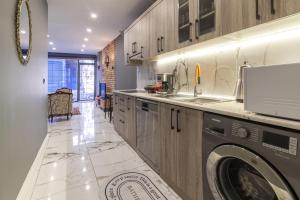 伊斯坦堡的住宿－Amazin，厨房配有洗衣机和水槽