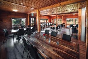 雷克霍特的住宿－Blue Hotel Fagrilundur - On The Golden Circle，用餐室配有大型木桌和椅子