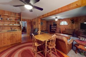 een woonkamer met een tafel en een bank bij Bay Road Beach Day in Moultonborough