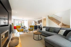 Foto dalla galleria di Le Memph Aigle spacious comfortable condo cottage eco friendly 3 bedrooms - hot tub & pool Memphrémagog Lake a Magog-Orford