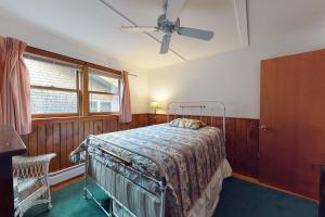 een slaapkamer met een bed en een plafondventilator bij Bay Road Beach Day in Moultonborough
