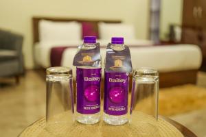 dos botellas de líquido púrpura sentadas en una mesa en Perfect Stayz Aiims - Hotel Near Aiims Rishikesh, en Rishīkesh