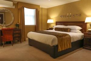 Giường trong phòng chung tại International Hotel Killarney