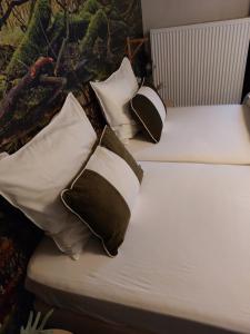 two beds with pillows sitting next to each other at Bed en Breakfast Het Oelenest in Hooghalen