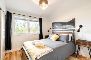 Postel nebo postele na pokoji v ubytování Le Memph Aigle spacious comfortable condo cottage eco friendly 3 bedrooms - hot tub & pool Memphrémagog Lake + 16 fotografií
