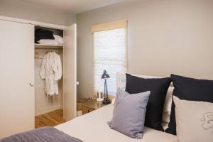 Säng eller sängar i ett rum på Vine and View Cottage