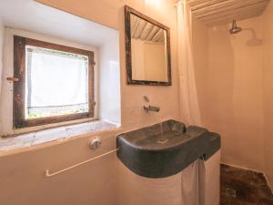 ein Bad mit einem schwarzen Waschbecken und einem Fenster in der Unterkunft Locanda Della Buona Ventura in Bagnoregio