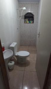 Et badeværelse på Casa Oásis em Peruibe.