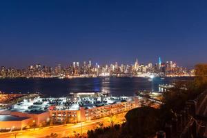 Nespecifikovaný výhled na destinaci West New York nebo výhled na město při pohledu z apartmánu