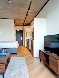 1 dormitorio con 1 cama y TV en una habitación en Bridgewater One by Smart City Stays, en Ciudad del Cabo