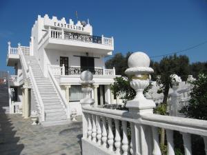 een wit gebouw met een trap en een balkon bij Castellino Studios in Faliraki