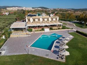 Bazén v ubytování Nefeli Hotel nebo v jeho okolí