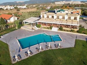 Bazén v ubytování Nefeli Hotel nebo v jeho okolí
