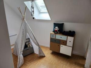 a room with a play tent in a room at Gîte Animals King'Dôme 8min du Zoo de Beauval in Noyers-sur-Cher