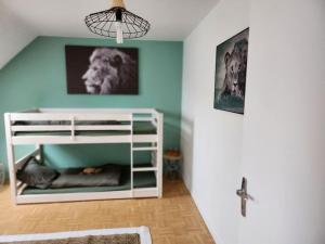 a room with a bunk bed with a picture on the wall at Gîte Animals King'Dôme 8min du Zoo de Beauval in Noyers-sur-Cher