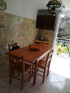una mesa de cocina con un bol de fruta. en Belle maison de charme ancien, vue mer et montagne en Casalabriva