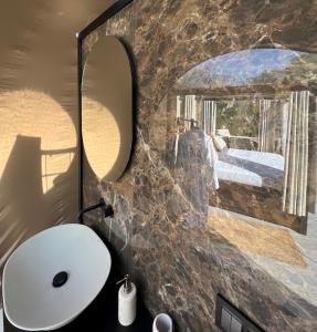 a bathroom with a sink and a mirror at Sierra Salvada Bubbles in Salmantón