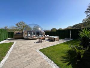 un jardín con una cúpula de cristal en un patio en Sierra Salvada Bubbles, en Salmantón