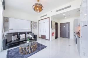 - un salon avec un canapé et une table dans l'établissement Breathtaking view compact & modern spacious studio, à Dubaï