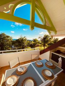 - une table avec des chapeaux au-dessus d'un balcon dans l'établissement Tucum Home - Appart au Village Vacances Sainte Anne, à Sainte-Anne