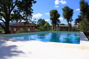 瓦倫薩的住宿－Casa do Avô Manuel，一座房子的院子内的游泳池