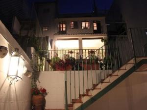 Una casa blanca con escaleras y flores. en El BALCÓN de los OLIVOS en Luque