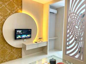 Televiisor ja/või meelelahutuskeskus majutusasutuses Apartemen Formosa Residence Nagoya Batam by Wiwi