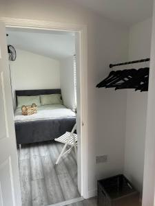a small bedroom with a bed and a closet at Cheerful 5 Bedrooms & En-Suite Bathrooms Town House in Northampton