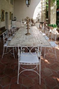 uma grande mesa com cadeiras à volta numa sala em Casale Hortensia em Reggio Emilia