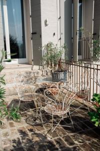 une table et des chaises assises sur une terrasse dans l'établissement Casale Hortensia, à Reggio d'Émilie