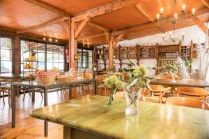 Una habitación con una mesa con un jarrón de flores. en Hotel Rural El Refugio en Tejeda